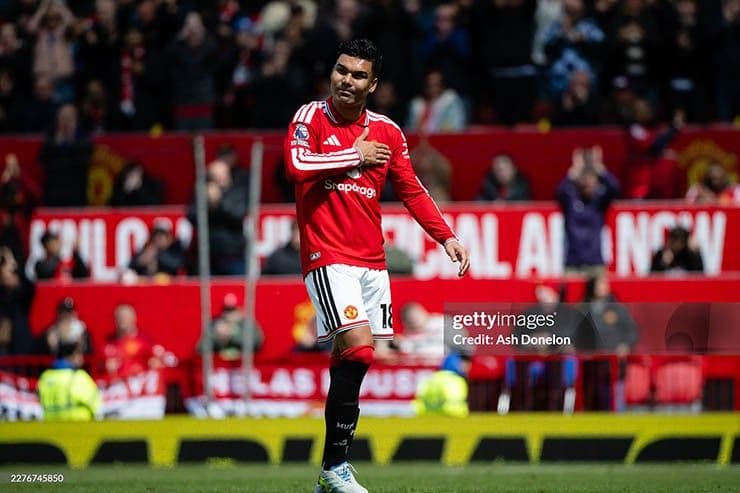 Casemiro chia tay Manchester United, tượng trưng cho áp lực và khát vọng của cầu thủ khi đổi màu áo.