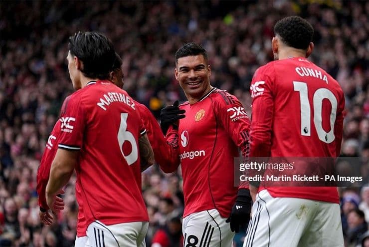 Casemiro ăn mừng bàn mở tỷ số cùng đồng đội Martinez và Cunha.