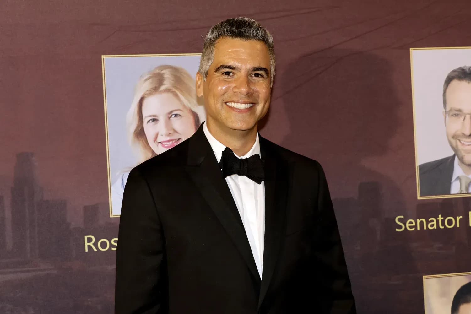 Cash Warren, chồng cũ của Jessica Alba, mỉm cười trong bộ tuxedo.