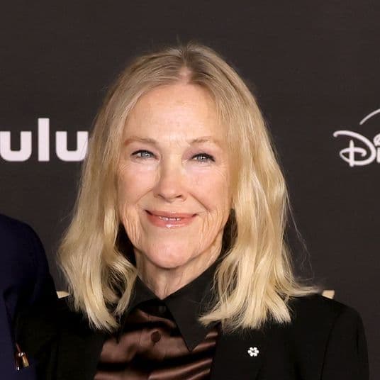Catherine O'Hara tại một sự kiện gần đây, thể hiện di sản và tầm ảnh hưởng của cô