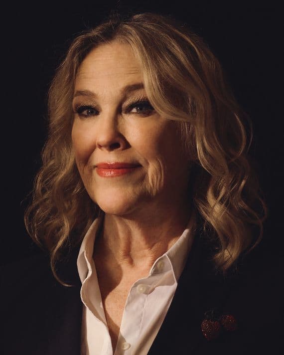 Catherine O'Hara với phong thái nghệ sĩ, thể hiện sự tinh tế trong việc tạo hình nhân vật