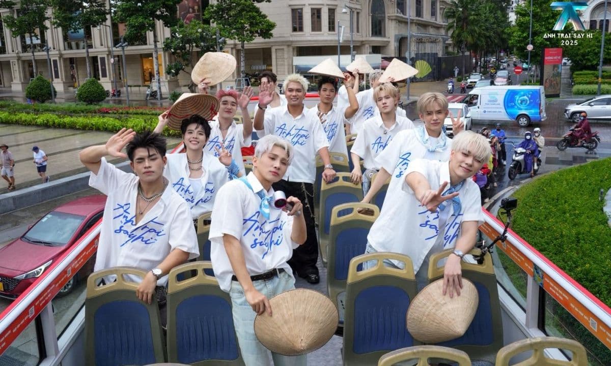 Các anh trai "Anh Trai Say Hi" mùa 2 trên xe buýt, thể hiện tinh thần đồng đội và sự gắn kết.