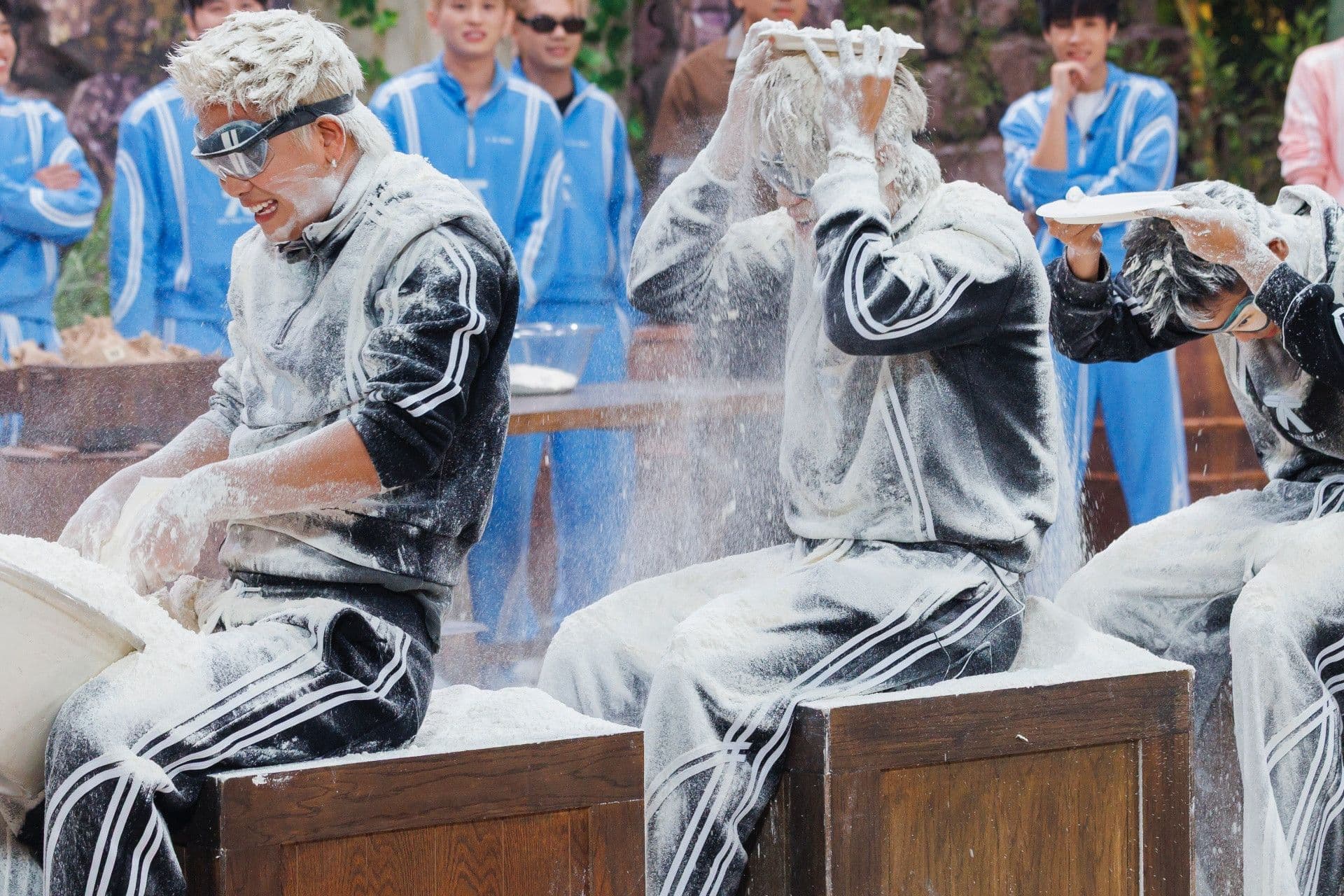 Các anh trai tham gia thử thách chuyền bột bịt mắt đầy khắc nghiệt trong 'Anh trai say hi'.
