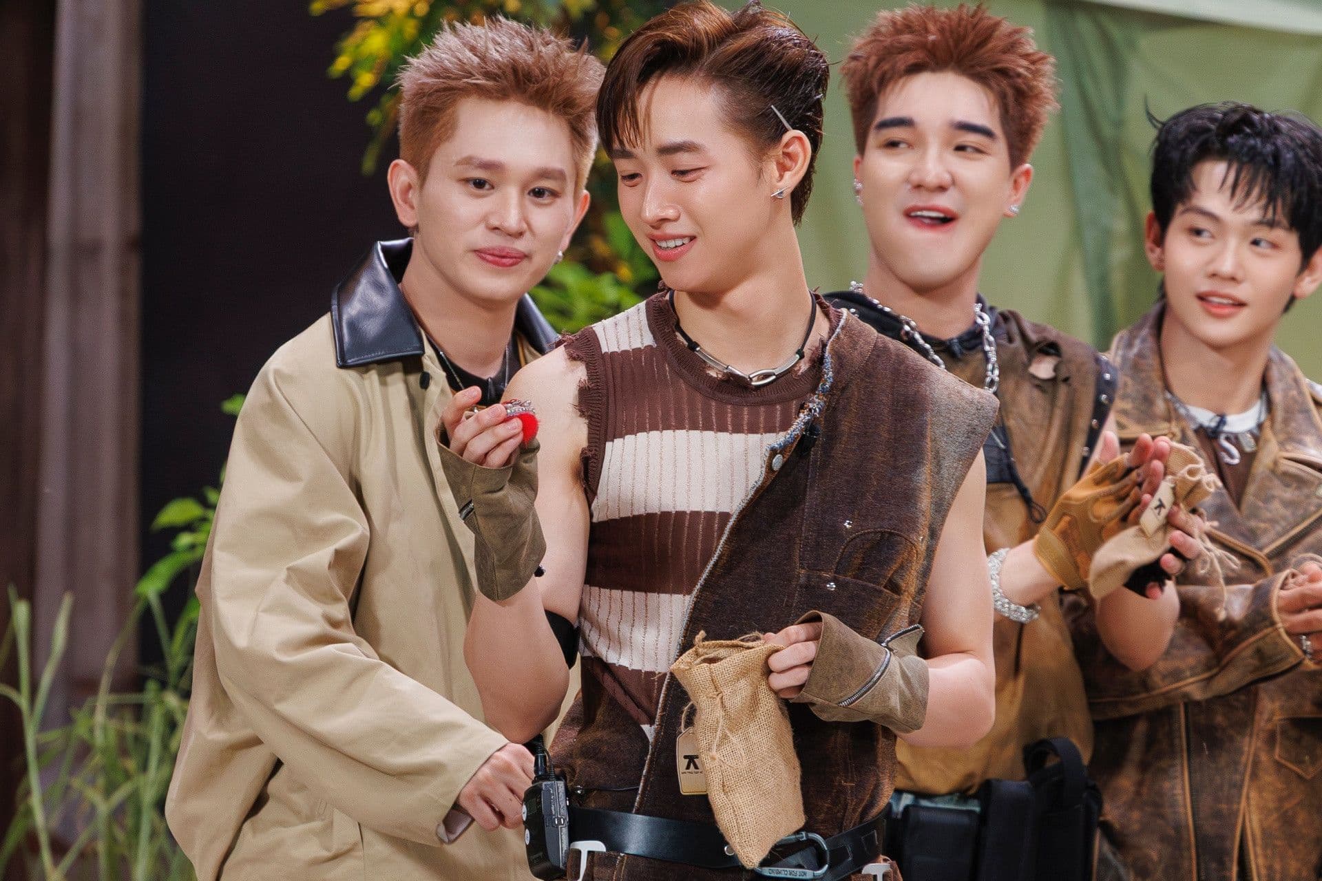 Các anh trai trong chương trình 'Anh trai say hi' tham gia thử thách đồng đội.