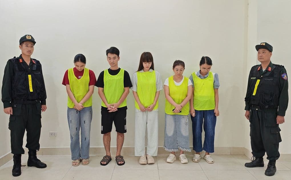 Các bị can trong vụ án Loramen, bao gồm Nguyễn Thị Hương và Vũ Hải Long, bị khởi tố vì quảng cáo sai sự thật.