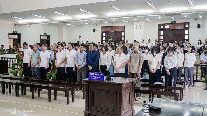 Các bị cáo nghe tuyên án phúc thẩm, sáng 26/6. Ảnh: Ngọc Thành