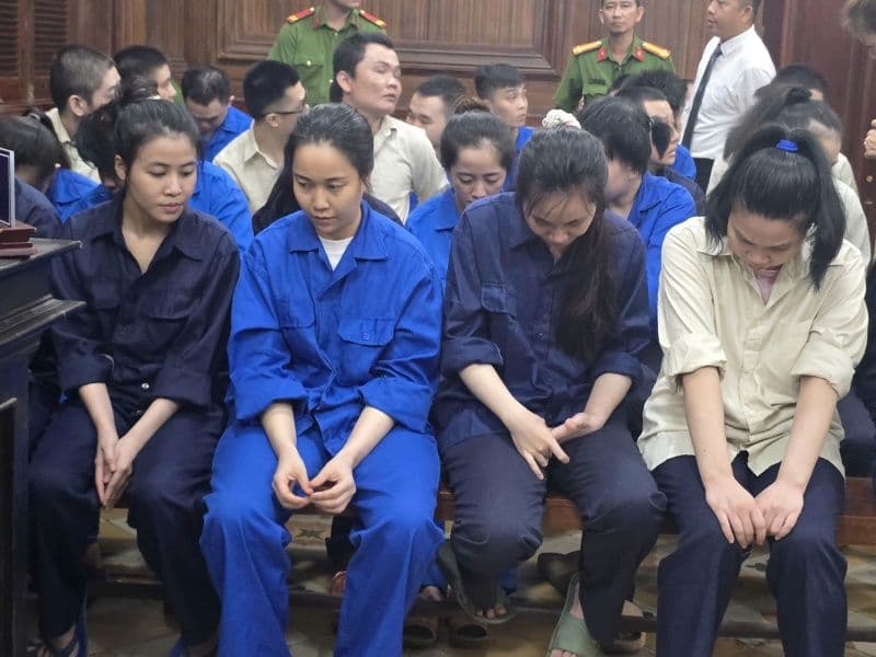 Các bị cáo trong một phiên tòa xét xử vụ án kinh tế, tham nhũng.