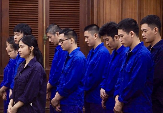 Các bị cáo trong một vụ án lừa đảo tại tòa, nhấn mạnh tầm quan trọng của việc bảo vệ thông tin cá nhân và số điện thoại để tránh trở thành nạn nhân.