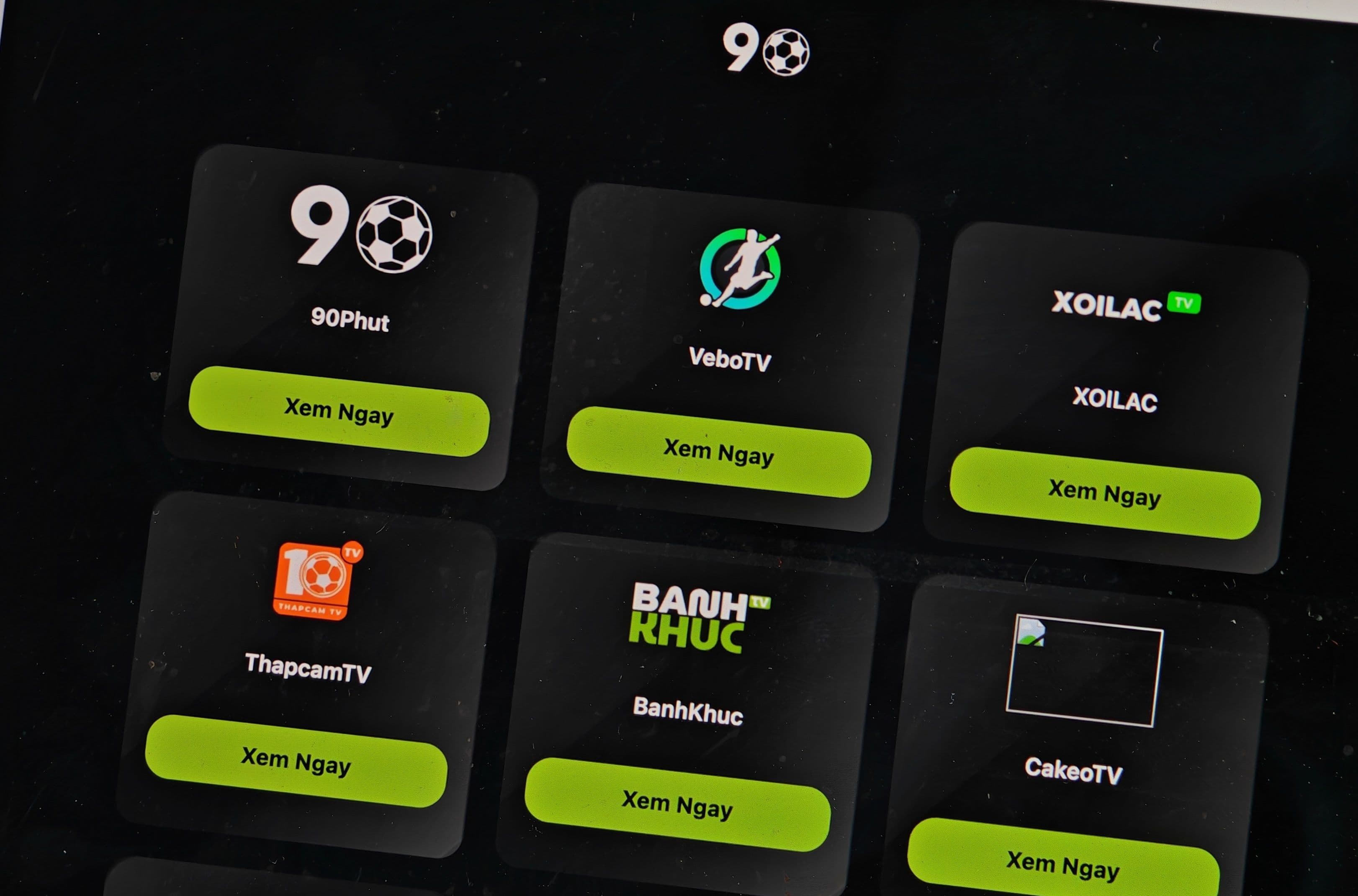 Các biểu tượng của nhiều nền tảng phát lậu như Xôi Lạc TV, VeboTV, ThapCamTV, tượng trưng cho sức hút của nội dung miễn phí.