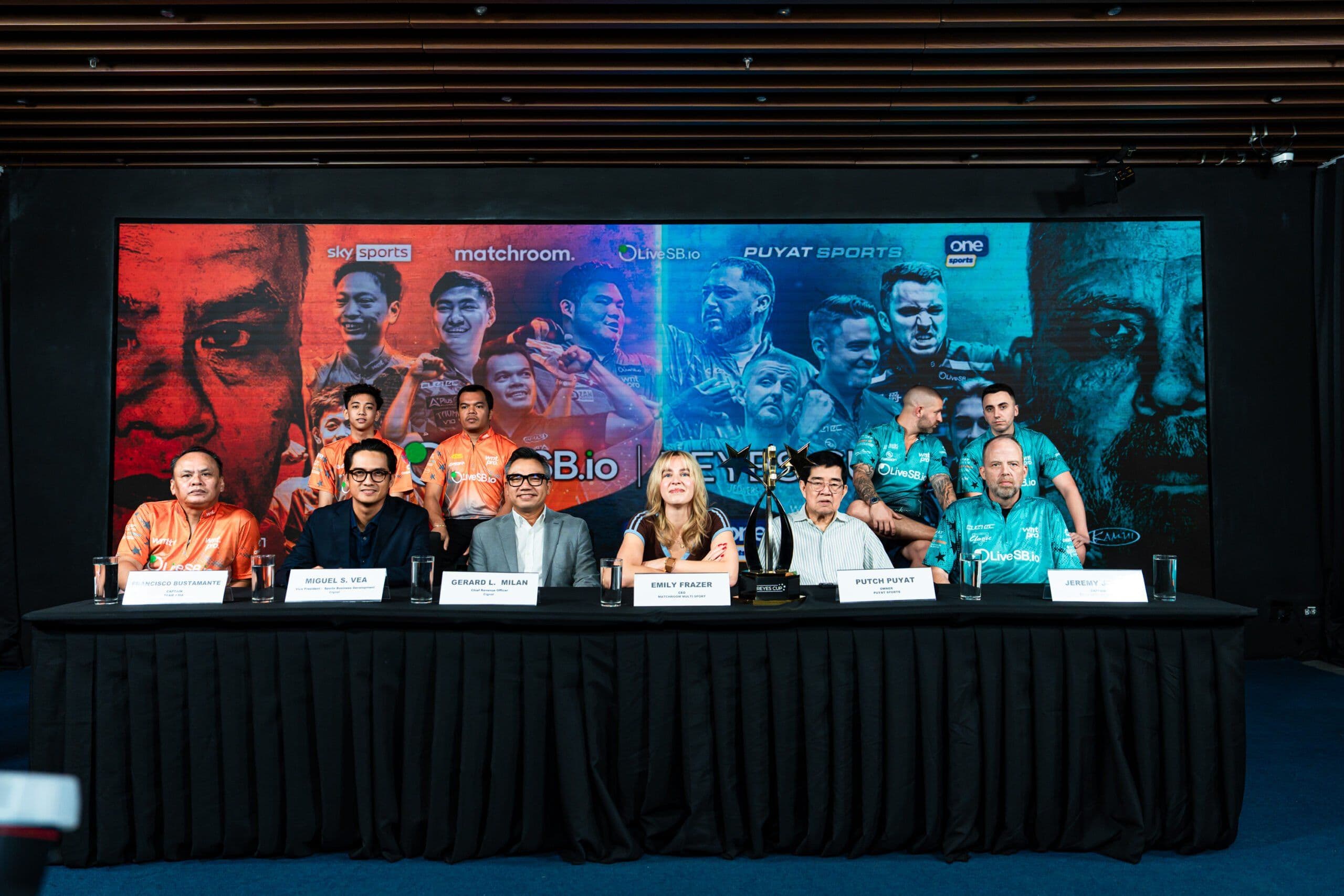 Các cơ thủ và quan chức tại buổi họp báo Reyes Cup 2025.