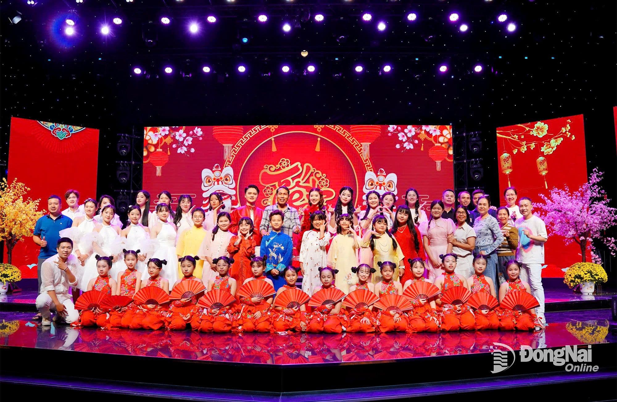 Các ca sĩ và vũ đoàn chụp ảnh lưu niệm cùng ekip sản xuất chương trình "Xuân yêu thương" tại Đài Phát thanh, Truyền hình Đồng Nai, thể hiện tinh thần gắn kết cộng đồng.