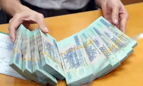 Các cọc tiền 500.000 VND, tượng trưng cho chính sách ưu đãi tài chính và đầu tư chiến lược vào các lĩnh vực trọng điểm.