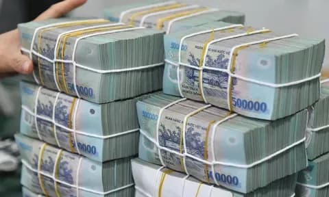 Các cọc tiền 500.000 VND tượng trưng cho sự chuẩn bị tài chính vững chắc cho tuổi hưu.