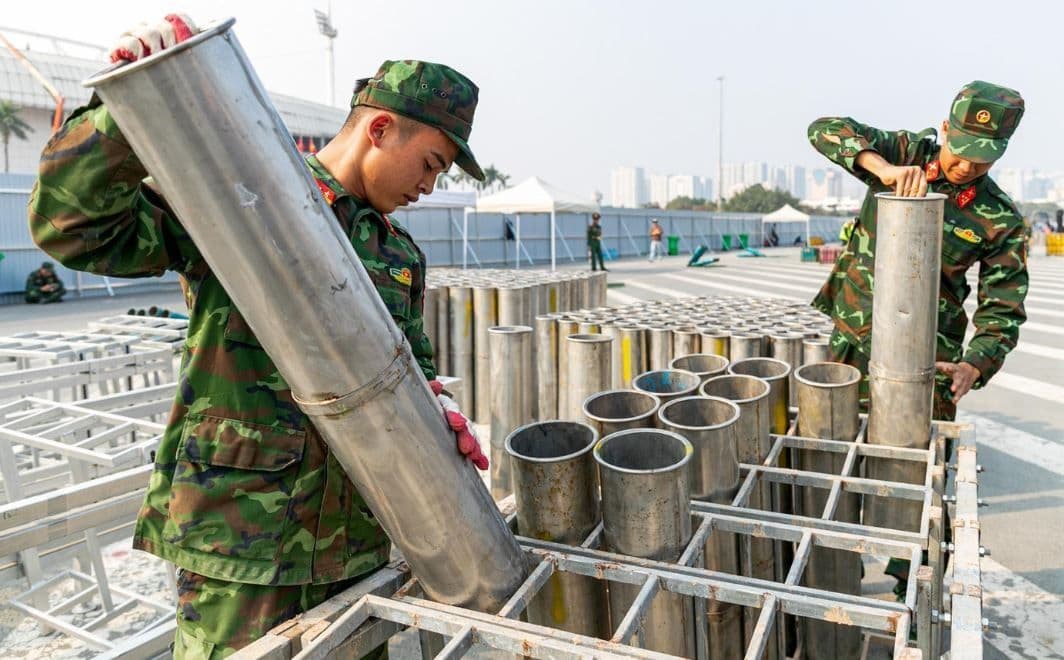 Các chiến sĩ đang chuẩn bị và lắp đặt giàn pháo hoa cho màn trình diễn