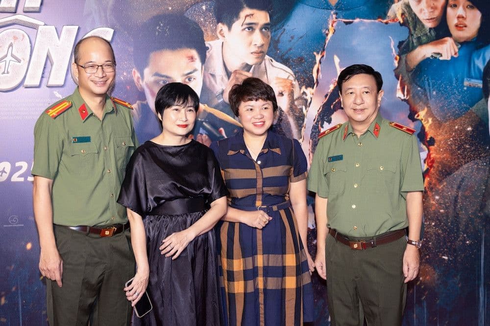 Các chiến sĩ công an và khách mời tại sự kiện ra mắt phim, tượng trưng cho lực lượng an ninh và thông điệp về lòng can đảm.