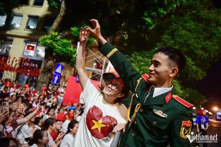 Các chiến sĩ quân đội Việt Nam giao lưu thân thiện với người dân, thể hiện tình quân dân gắn bó trong lễ kỷ niệm Quốc khánh.