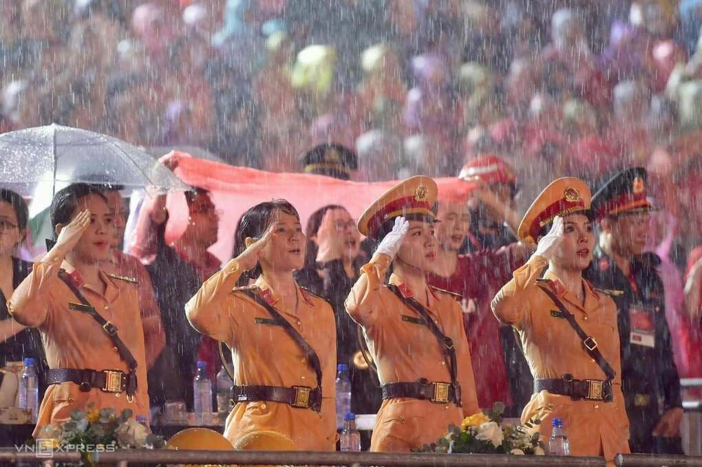 Các chiến sĩ và hàng vạn khán giả hát Quốc ca dưới mưa tại concert 'Tổ quốc trong tim'.