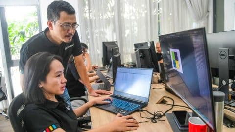 Các chuyên gia công nghệ đang làm việc, minh họa cho nỗ lực chuyển đổi số và ứng dụng AI, blockchain của Sacombank.