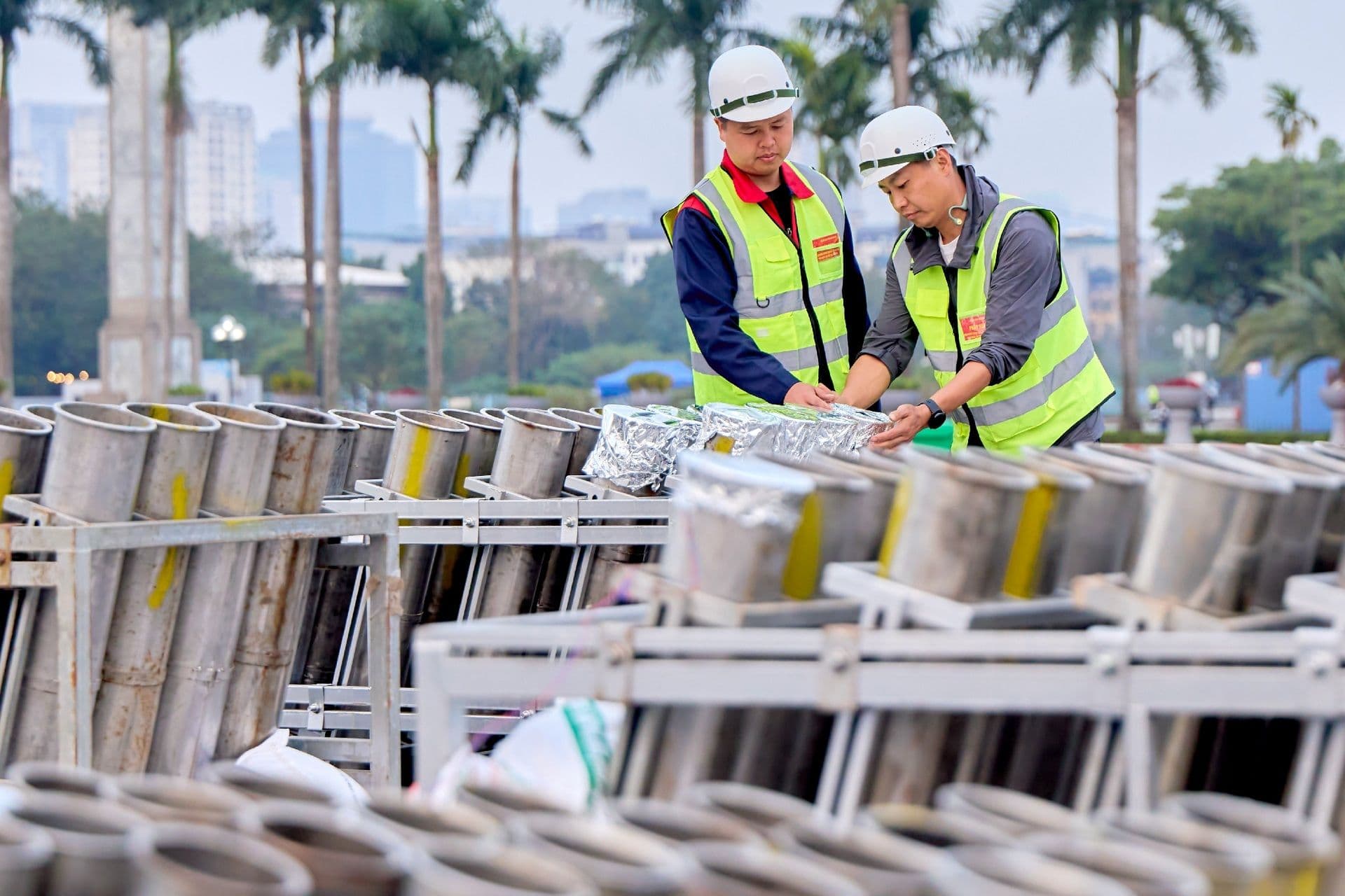 Các chuyên gia Việt Nam đang tỉ mỉ chuẩn bị giàn pháo hoa tại sân vận động Mỹ Đình.