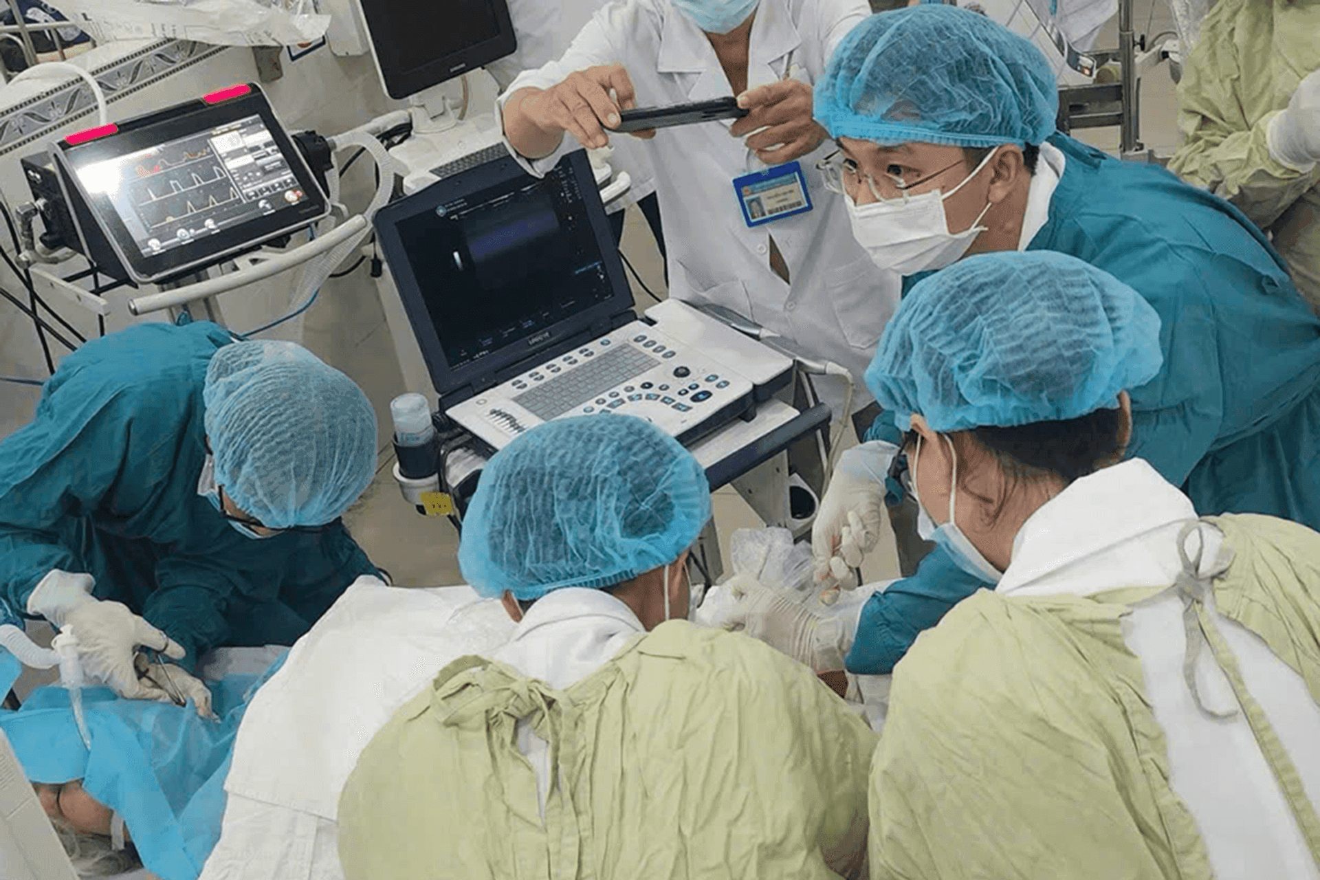 Các chuyên gia y tế làm việc với thiết bị y tế hiện đại, minh họa cho nghiên cứu khoa học và thực tiễn lâm sàng về biến thể virus