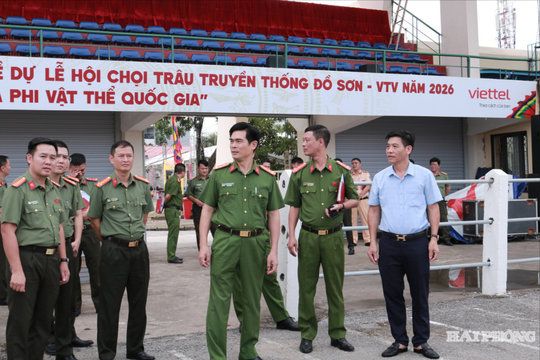 Các cán bộ an ninh kiểm tra công tác chuẩn bị, thể hiện nỗ lực đảm bảo an toàn và quản lý lễ hội trong tương lai.