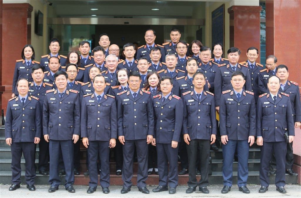 Các cán bộ, đảng viên trong trang phục ngành, thể hiện sự đoàn kết và trách nhiệm xây dựng đất nước.