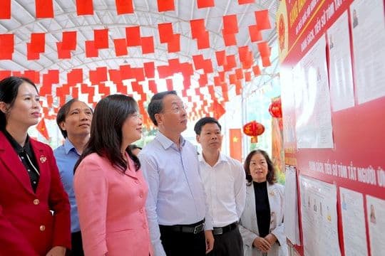 Các cán bộ Thành ủy Hà Nội kiểm tra công tác chuẩn bị bầu cử, minh họa nỗ lực cải cách hành chính và giám sát.