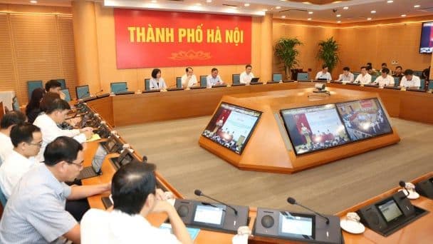 Các cán bộ thảo luận về cải cách hành chính và ứng dụng công nghệ, hướng tới tầm nhìn phát triển bền vững.