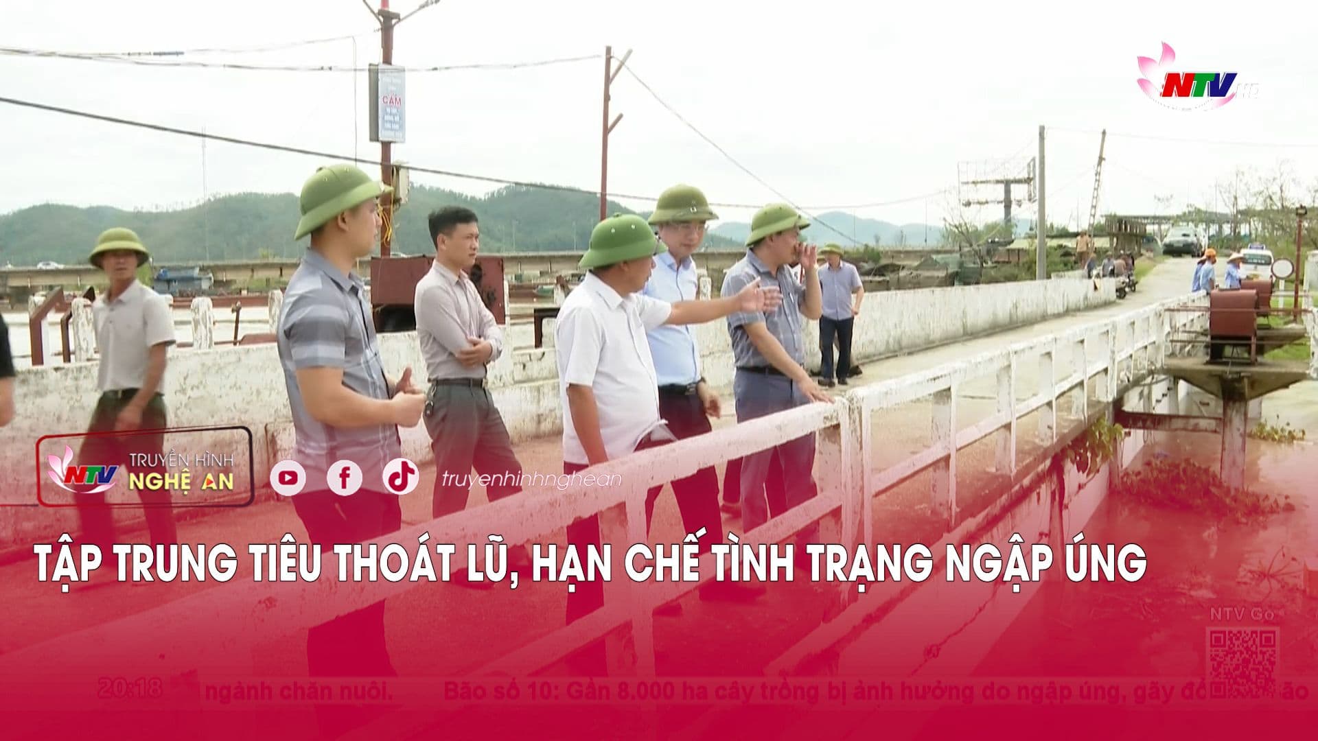 Các cán bộ và người dân tập trung tiêu thoát lũ, hạn chế tình trạng ngập úng sau mưa lớn.