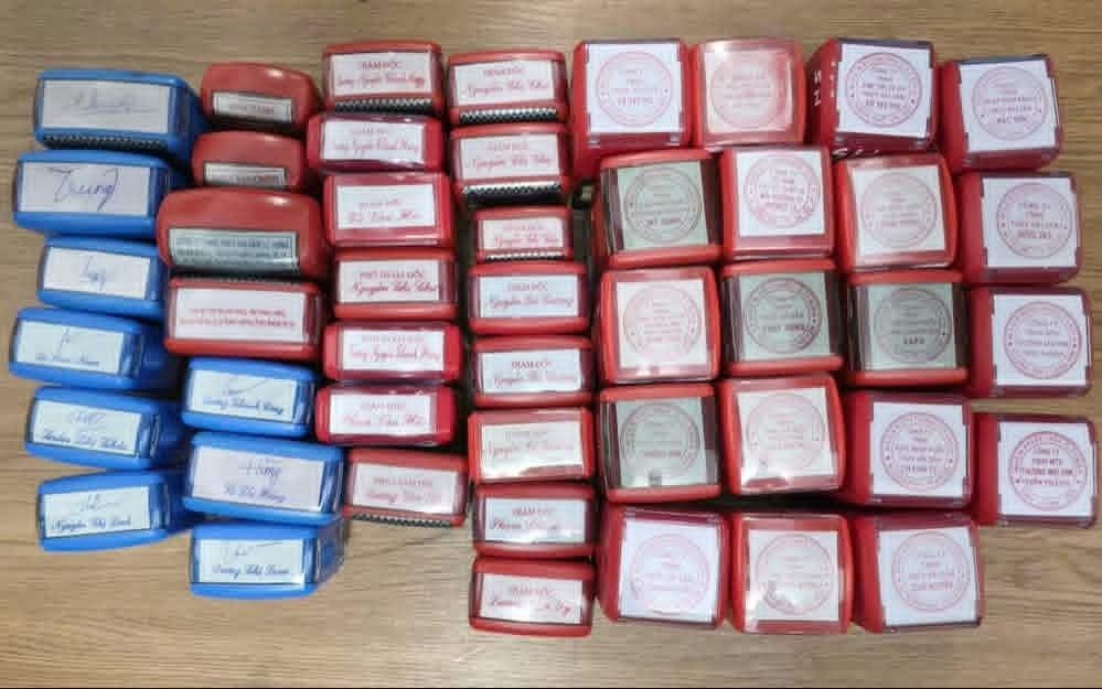 Các con dấu bị thu giữ trong vụ án tham nhũng tại Cục Chăn nuôi, liên quan đến việc làm giả giấy tờ kiểm dịch