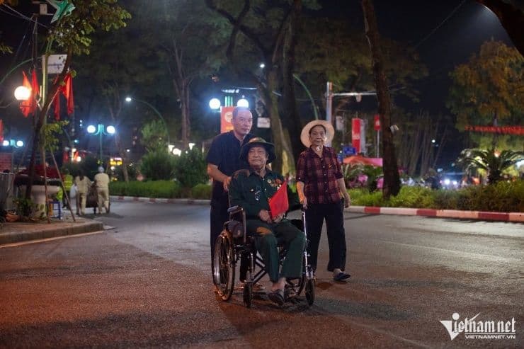 Các cựu chiến binh và người có công với cách mạng được sắp xếp chỗ ngồi trang trọng tại Quảng trường Ba Đình trong lễ kỷ niệm 80 năm Quốc khánh.