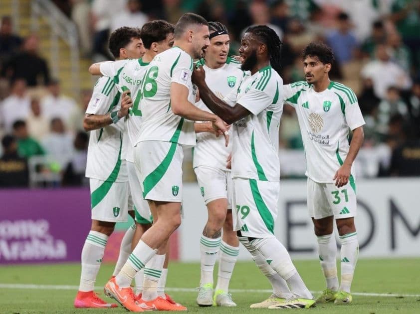 Các cầu thủ Al Ahli ăn mừng bàn thắng, thể hiện không khí sôi động và kỳ vọng lớn vào mùa giải Saudi Pro League mới.