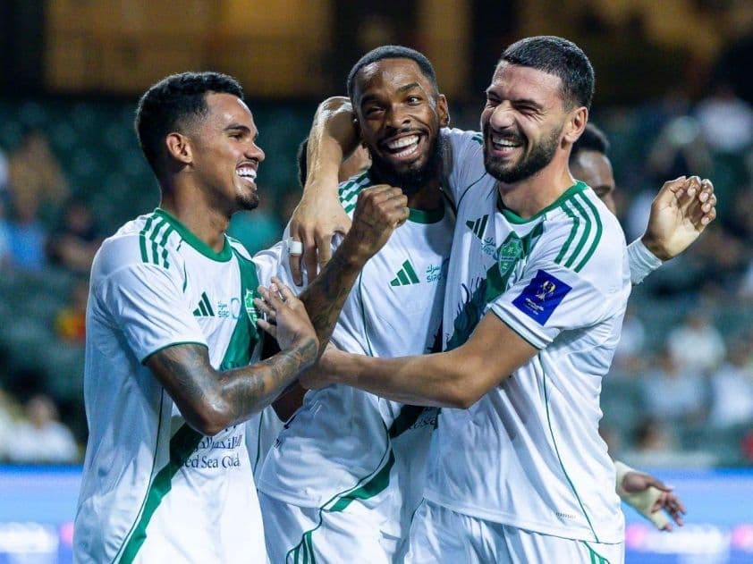 Các cầu thủ Al Ahli ăn mừng chiến thắng, thể hiện tham vọng và quyết tâm 'rửa hận' tại đấu trường quốc nội.