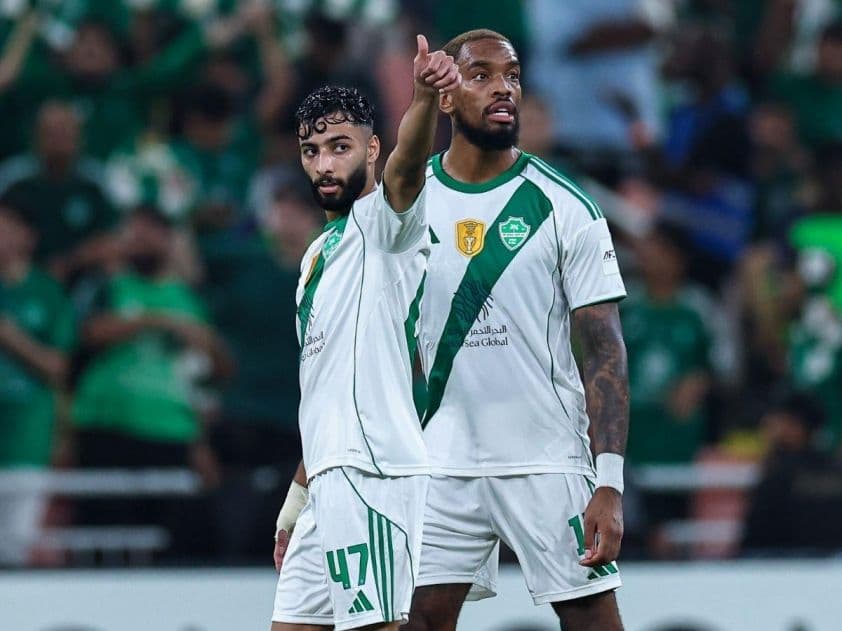 Các cầu thủ Al Ahli tự tin trên sân, thể hiện sự khác biệt đẳng cấp so với đối thủ Al Batin.