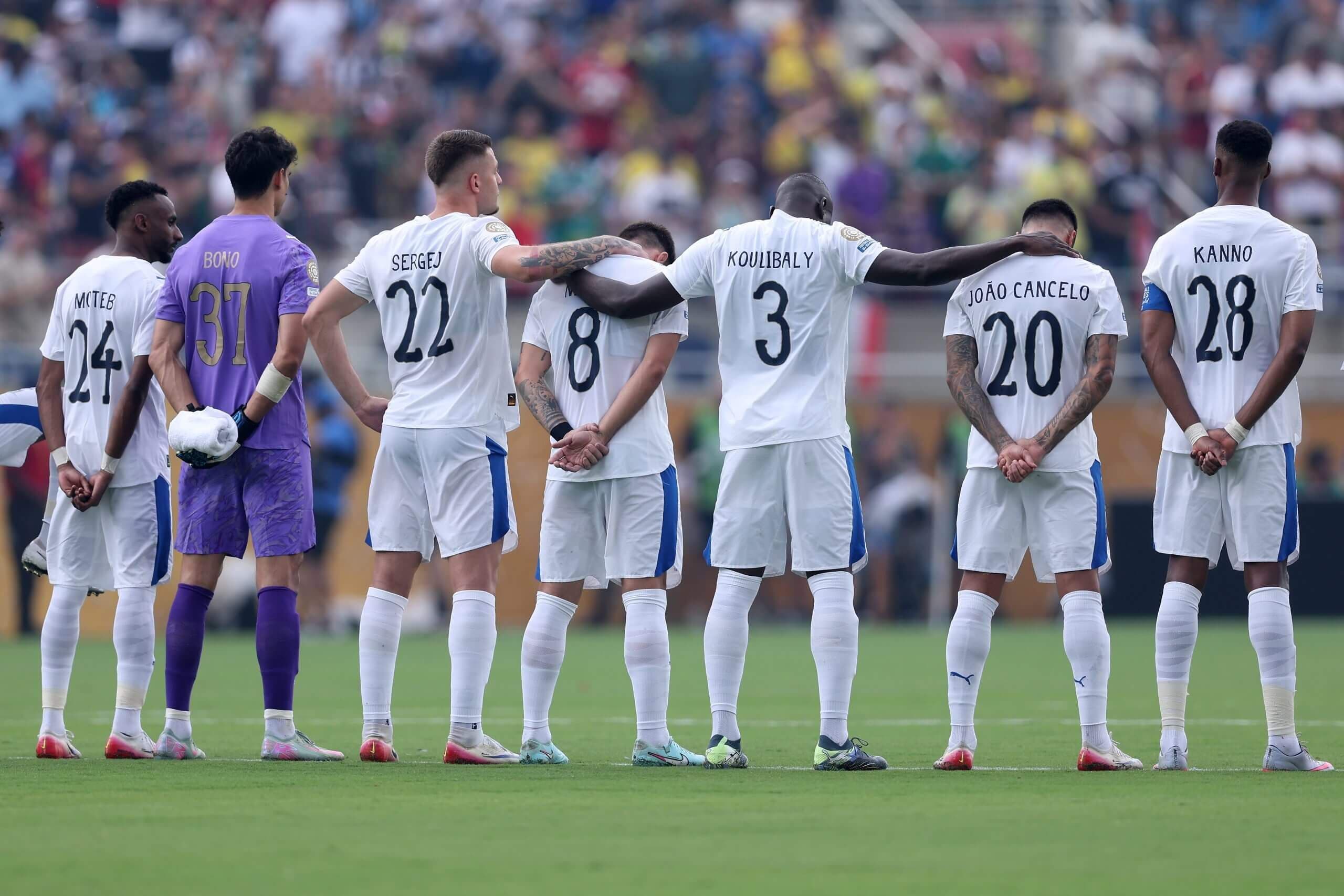 Các cầu thủ Al Hilal cúi đầu trong phút mặc niệm, thể hiện nỗi đau mất mát.