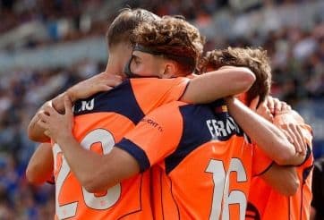 Các cầu thủ Al Nassr ăn mừng bàn thắng, thể hiện tinh thần đồng đội