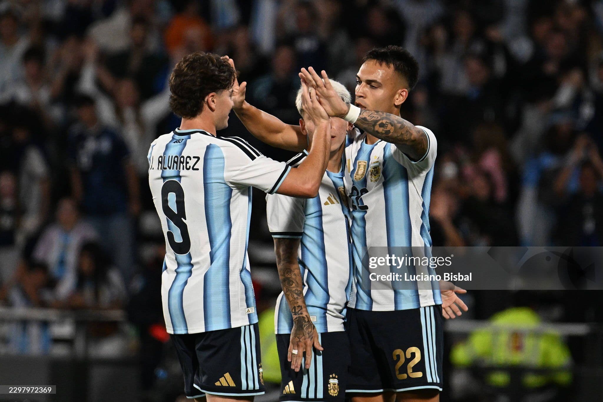 Các cầu thủ Argentina Julian Alvarez và Lautaro Martinez ăn mừng bàn thắng trong trận đấu với Bolivia.