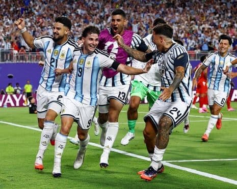 Các cầu thủ Argentina ăn mừng chiến thắng, kết quả của một trận đấu có thể đã bị VAR thay đổi kịch bản.