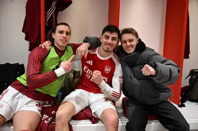 Các cầu thủ Arsenal, bao gồm Kai Havertz và Martin Odegaard, ăn mừng chiến thắng, thể hiện tinh thần vô địch.