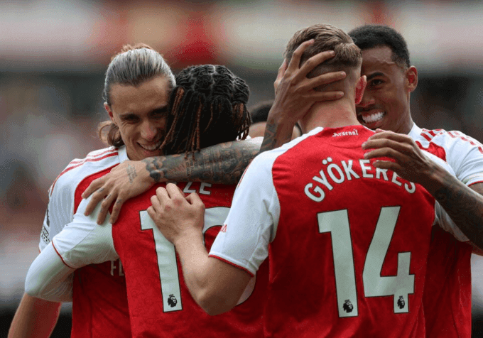 Các cầu thủ Arsenal ôm nhau mừng bàn thắng, thể hiện bản lĩnh và tinh thần đoàn kết của tập thể.