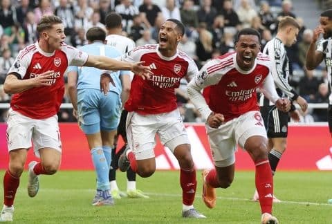Các cầu thủ Arsenal ăn mừng bàn thắng, gợi nhắc trận thua của Newcastle trước Arsenal.