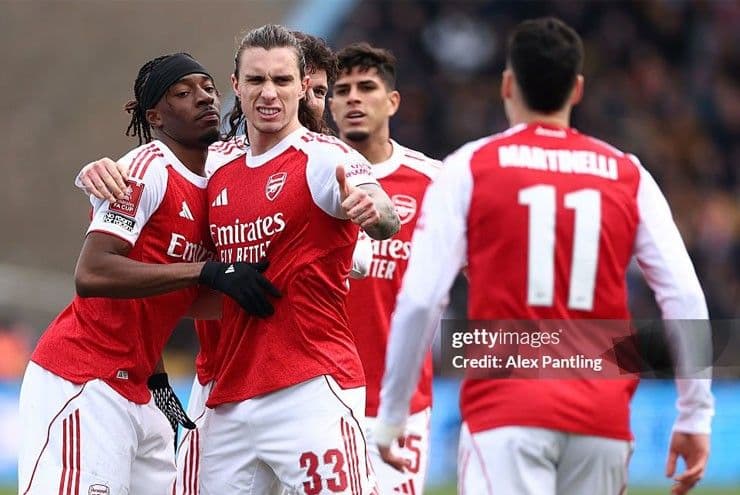 Các cầu thủ Arsenal ăn mừng bàn thắng mở tỷ số trong trận đấu khó khăn với Mansfield Town.