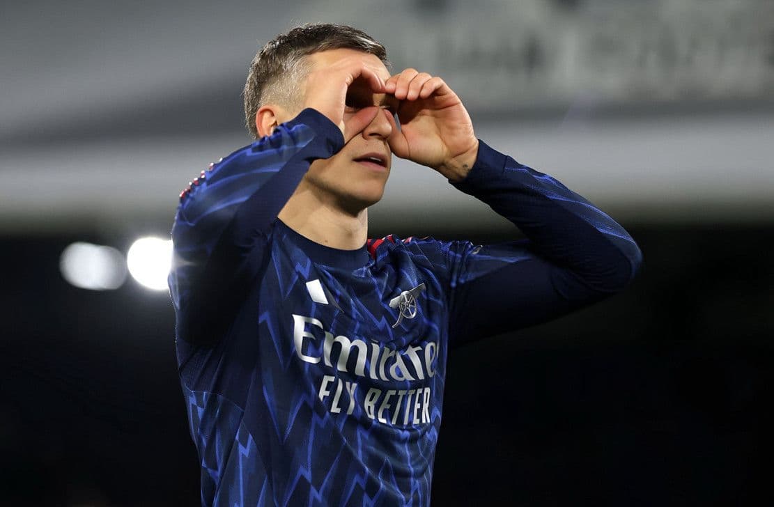 Các cầu thủ Arsenal ăn mừng bàn thắng, thể hiện sự vững vàng ở ngôi đầu Ngoại Hạng Anh.