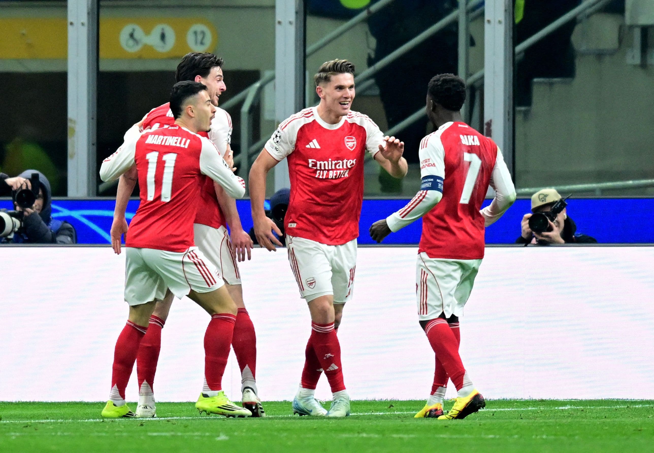 Các cầu thủ Arsenal ăn mừng bàn thắng trong trận đấu, thể hiện tinh thần quyết tâm trước cuộc chạm trán Wigan tại FA Cup.