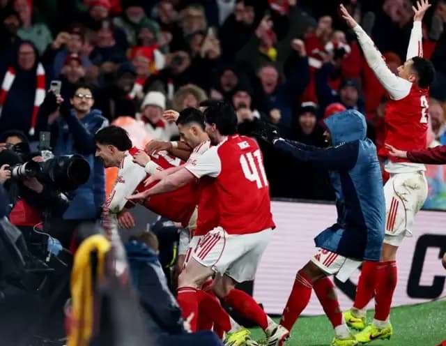 Các cầu thủ Arsenal ăn mừng chiến thắng cùng người hâm mộ, củng cố tâm lý chiến thắng dưới thời HLV Arteta.
