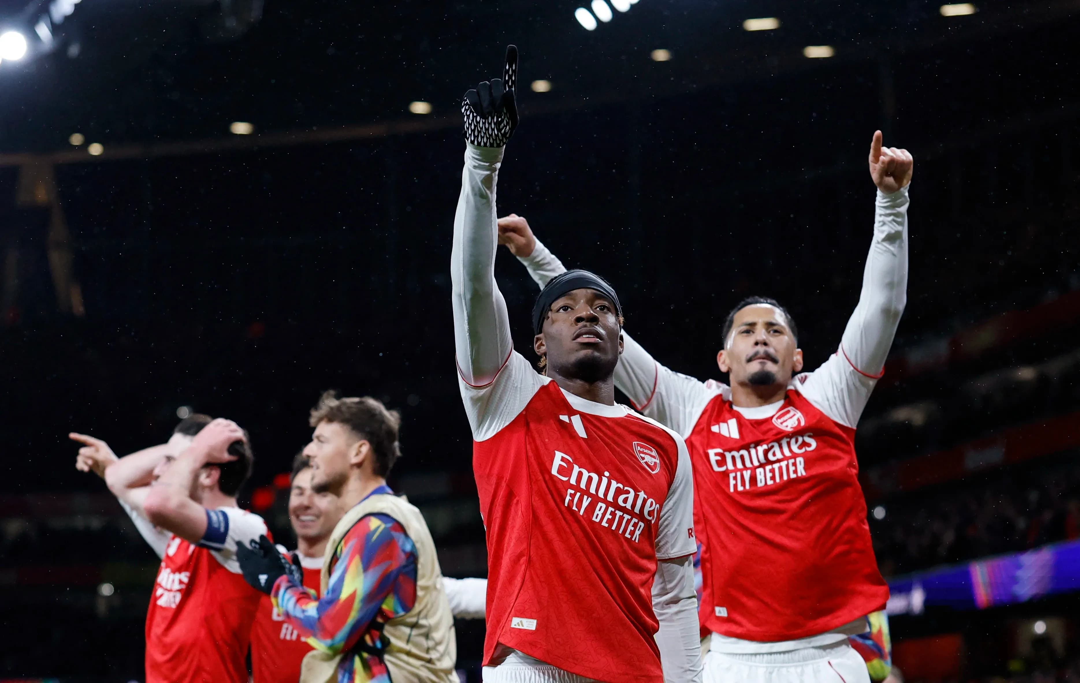 Các cầu thủ Arsenal ăn mừng chiến thắng, thể hiện khát khao chinh phục ngôi vương