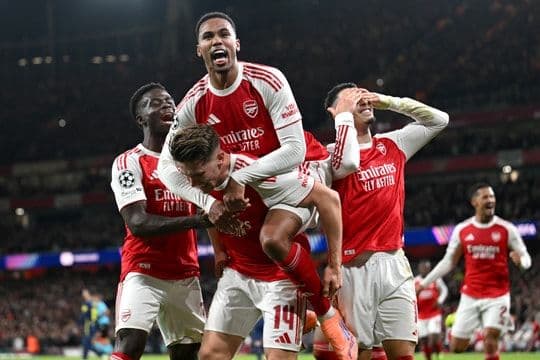 Các cầu thủ Arsenal ăn mừng chiến thắng, thể hiện sự hiệu quả trong chiến thuật.