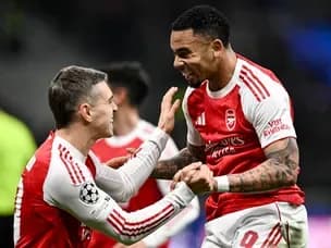 Các cầu thủ Arsenal ăn mừng chiến thắng trước Inter Milan.