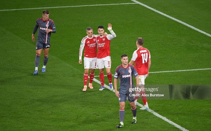 Các cầu thủ Arsenal ăn mừng chiến thắng trước Olympiacos tại Champions League, thể hiện sự ổn định và bản lĩnh của đội bóng.