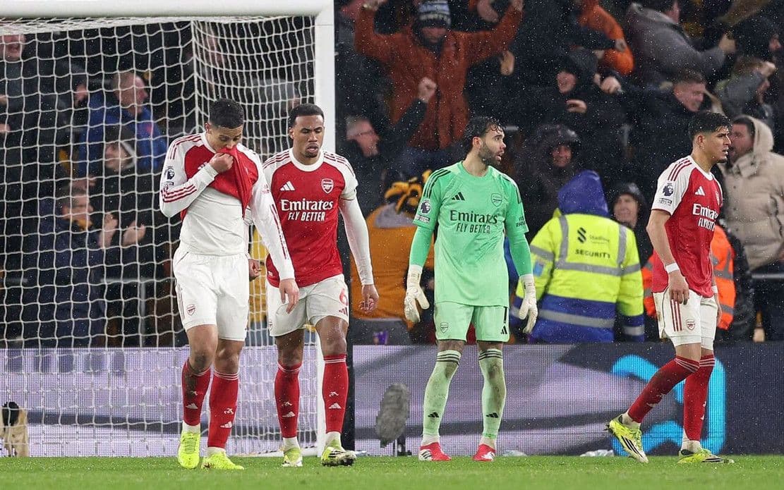 Các cầu thủ Arsenal thể hiện sự thất vọng về tâm lý khi đánh mất lợi thế dẫn bàn.